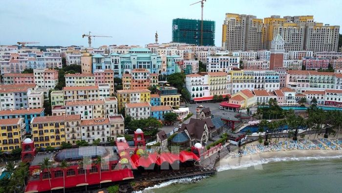 Một góc thị trấn Hoàng Hôn, quần thể kiến trúc mang hơi hướng Địa Trung Hải rực rỡ sắc màu. Ảnh: Huy Hùng - TTXVN