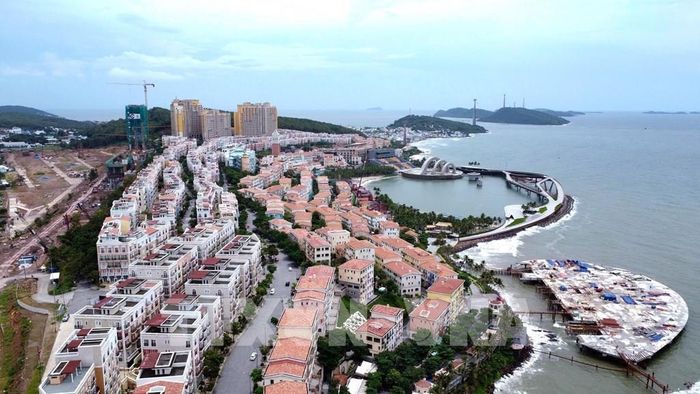Thị trấn Hoàng Hôn, quần thể kiến trúc mang hơi hướng Địa Trung Hải rực rỡ sắc màu. Ảnh: Huy Hùng - TTXVN 