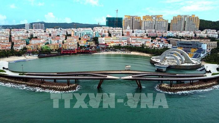 Cầu Hôn Phú Quốc tạo điểm nhấn giữa không gian biển đảo và quần thể đô thị, du lịch ở phía Nam Phú Quốc. Ảnh: Huy Hùng - TTXVN 