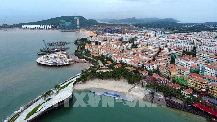 Từ trên cao, không gian đô thị ven biển cho thấy sự kết hợp giữa kiến trúc, mặt nước và cảnh quan tự nhiên. Ảnh: Huy Hùng - TTXVN 