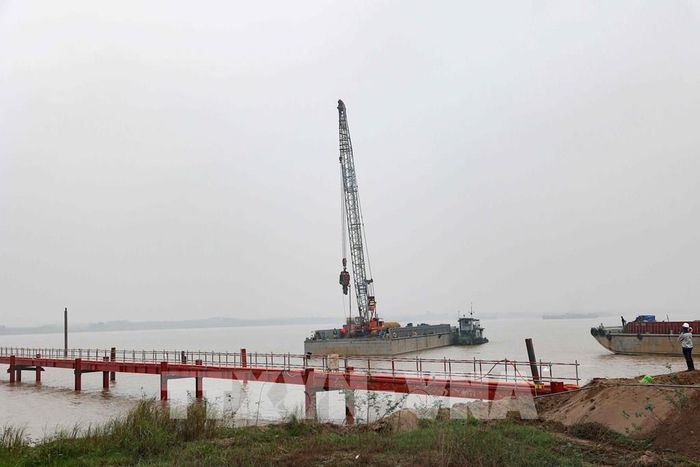 Cầu Hồng Hà, hạng mục cầu đường bộ huyết mạch, đang được thi công với tốc độ cao nhằm đảm bảo sự liền mạch của Dự án Đường Vành đai 4 - Vùng Thủ đô. Ảnh: Vũ Quang - TTXVN