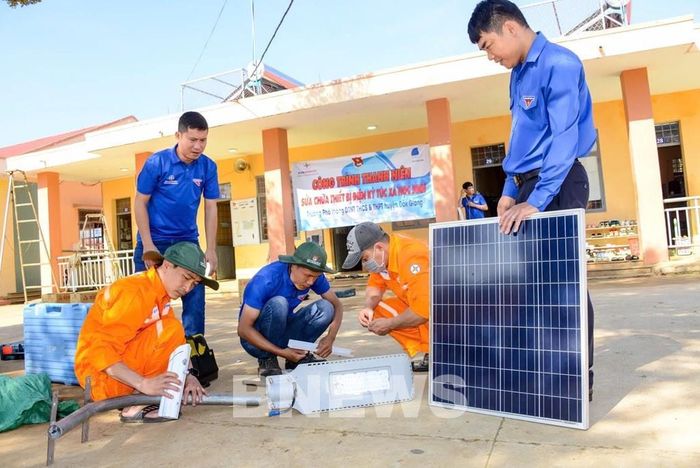 Đoàn Thanh niên Công ty Thủy điện Đồng Nai sửa chữa điện cho Ký túc xá Trường Phổ thông Dân tộc nội trú THCS và THPT Đắk Glong (xã Quảng Khê, tỉnh Lâm Đồng)