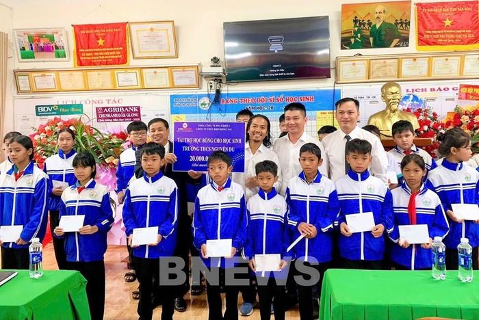 Công tác chăm lo, hỗ trợ học bổng cho các em học sinh khó khăn trên đija bàn cũng được đơn vị triển khai định kỳ hàng năm