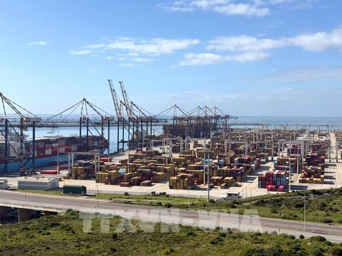 Khu vực bến cảng container tại Ngqura có công suất thiết kế lên tới 2 triệu TEU, hiện xử lý đều đặn khoảng 700.000 - 800.000 TEU mỗi năm. Ảnh: Đặng Huyền - PV TTXVN tại Nam Phi
