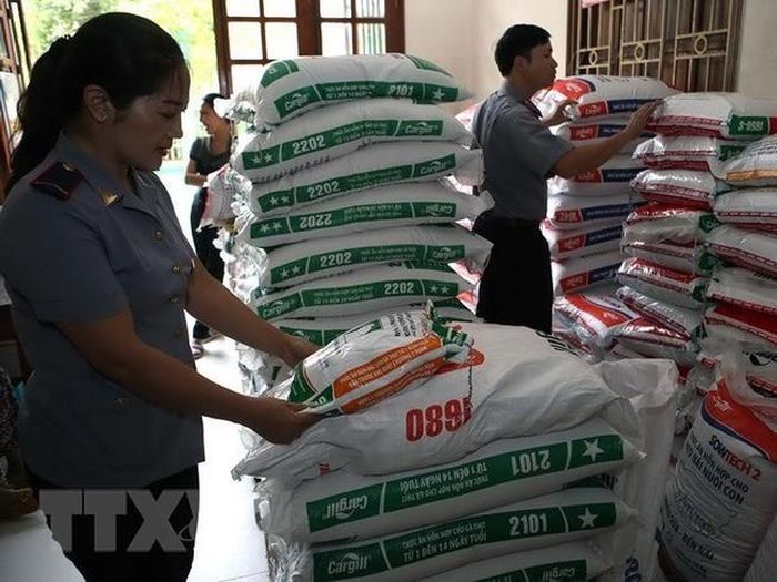 Thanh tra ngành Thú y kiểm tra cửa hàng kinh doanh thuốc thú y và thức ăn chăn nuôi tại thành phố Thái Bình. Ảnh: Vũ Sinh-TTXVN