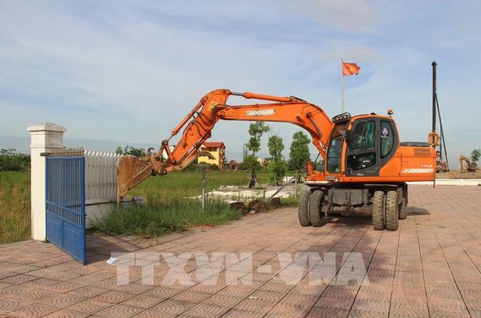 Đơn vị thi công tháo dỡ tạo mặt bằng xây dựng dự án tại thôn Ngô Thôn. Ảnh: Thanh Thương - TTXVN