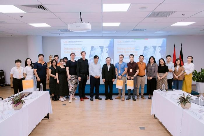 Các đại biểu chụp ảnh lưu niệm