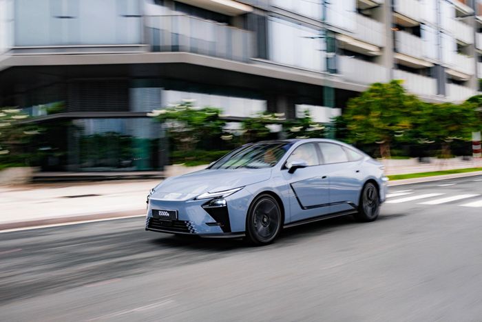 Lexus ES cũng là mẫu xe đầu tiên được trang bị Lexus Safety System+ 4.0.