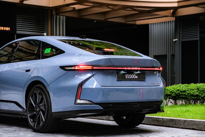 Lexus ES 500e là sedan thuần điện đầu tiên của Lexus.