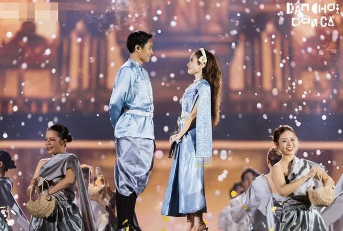 Phương Mỹ Chi và Bảo Định tái hiện hôn lễ trong trang phục truyền thống người Khmer Nam Bộ.