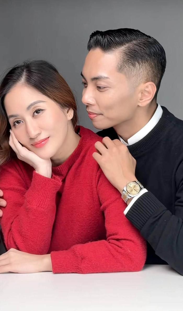 Khoảnh khắc tình tứ của Khánh Thi và Phan Hiển.