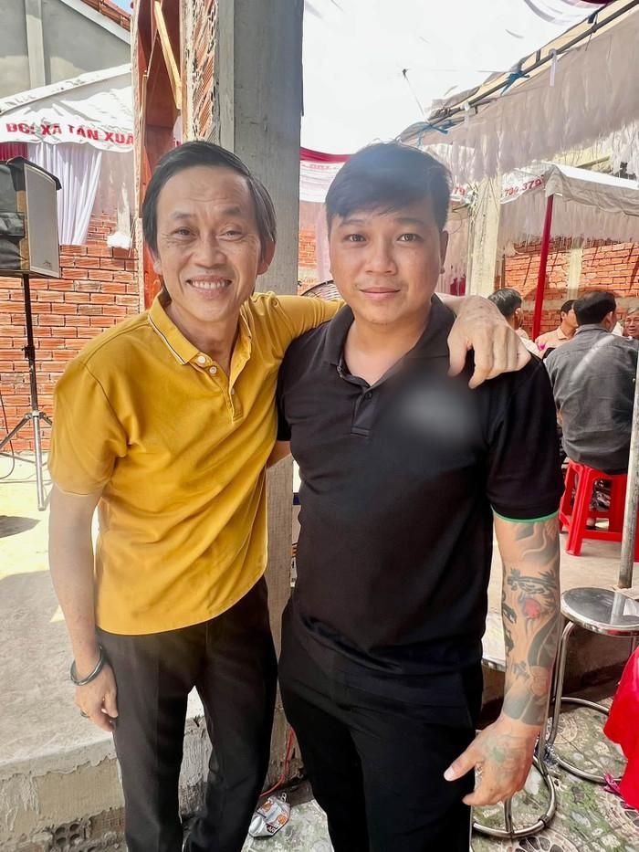 Hoài Linh vui vẻ chụp ảnh cùng mọi người.