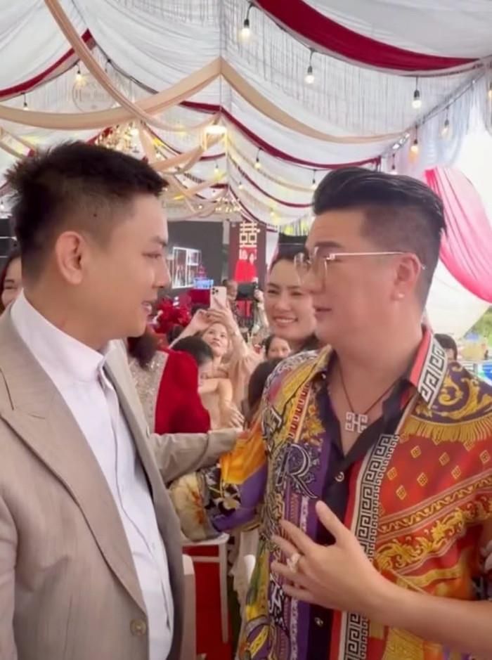 Đàm Vĩnh Hưng đến dự đám cưới quê Hoài Lâm, hát tặng 'đồ đệ'.