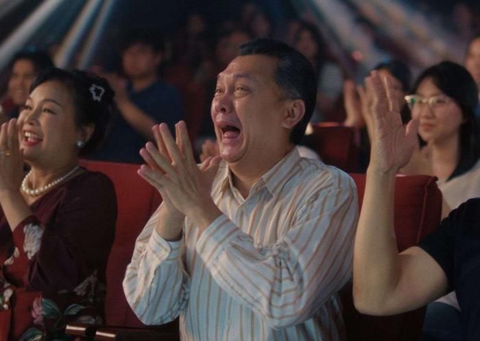NSƯT Hữu Châu đảm nhận vai ông Năm Nghĩa trong Cảm ơn người đã thức cùng tôi. Ảnh: ĐPCC