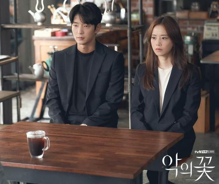 Lee Joon Gi vào vai Baek Hee Sung, người đàn ông che giấu quá khứ bí ẩn trong Flower of Evil. Ảnh: NSX