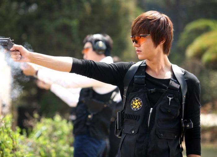 Lee Min Ho vào vai Lee Yoon Sung, chuyên gia công nghệ âm thầm thực hiện kế hoạch trả thù trong Thợ Săn Thành Phố.