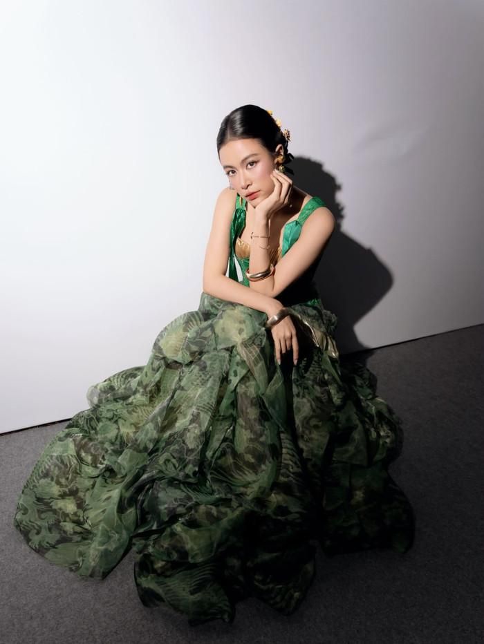 Sự trở lại lần này vì thế không chỉ được chú ý bởi việc Hoàng Thùy Linh sắp có nhạc mới. Điều khiến khán giả quan tâm hơn là cô sẽ mang đến điều gì sau nhiều năm xây dựng dấu ấn với âm nhạc lấy cảm hứng từ văn hóa Việt.