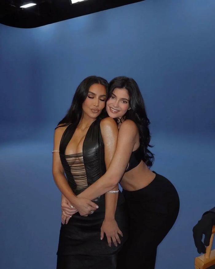 Theo Deadline, kịch bản ban đầu được gửi tới Kim Kardashian với mục đích mời cô tham gia sản xuất.