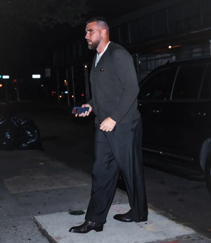 Travis Kelce cũng lựa chọn gam màu trầm cho buổi tối đặc biệt.
