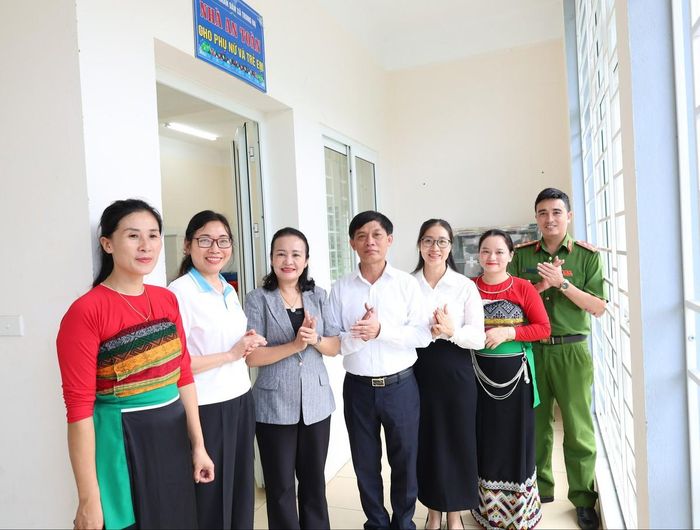 Các đại biểu tham quan địa điểm đặt mô hình tại Trạm y tế Trung Tiến