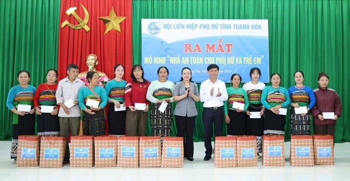 Nhân dịp này, Hội LHPN tỉnh Thanh Hoá trao quà cho 20 hội viên, phụ nữ có hoàn cảnh khó khăn trên địa bàn xã Trung Hạ