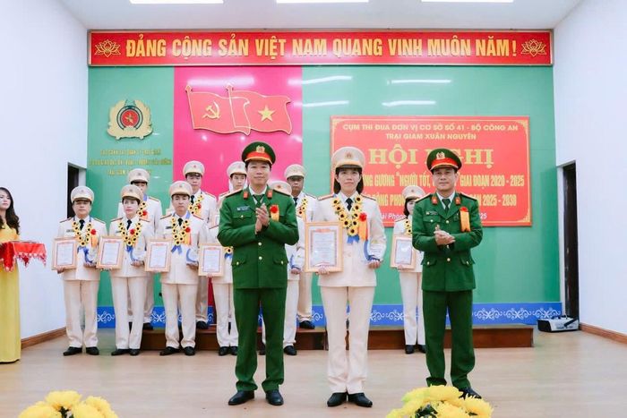 Trung tá Mai Thị Thu Trang được tuyên dương tại Hội nghị gương người tốt, việc tốt giai đoạn 2020 - 2025 của Trại giam Xuân Nguyên