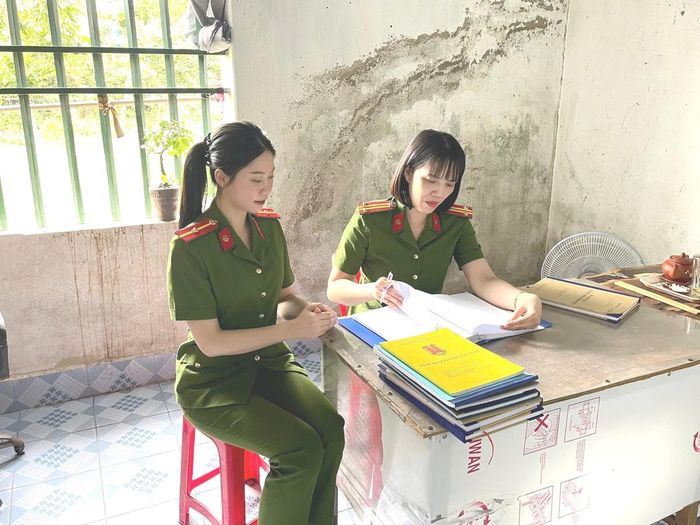 Trung tá Mai Thị Thu Trang cầm tay chỉ việc, giúp cảnh sát quản giáo trẻ
