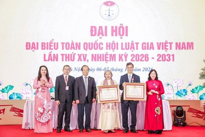 Bà Bùi Thị Minh Hoài - Ủy viên Bộ Chính trị, Bí thư Trung ương Đảng, Chủ tịch Ủy ban Trung ương MTTQ Việt Nam trao tặng Huân chương Lao động hạng Ba cho Viện Pháp lý và Kinh doanh quốc tế; trao tặng Huân chương Lao động hạng Ba cho ông Nguyễn Khánh Ngọc, nguyên Thứ trưởng Bộ Tư pháp, Chủ tịch Hội Luật gia Việt Nam