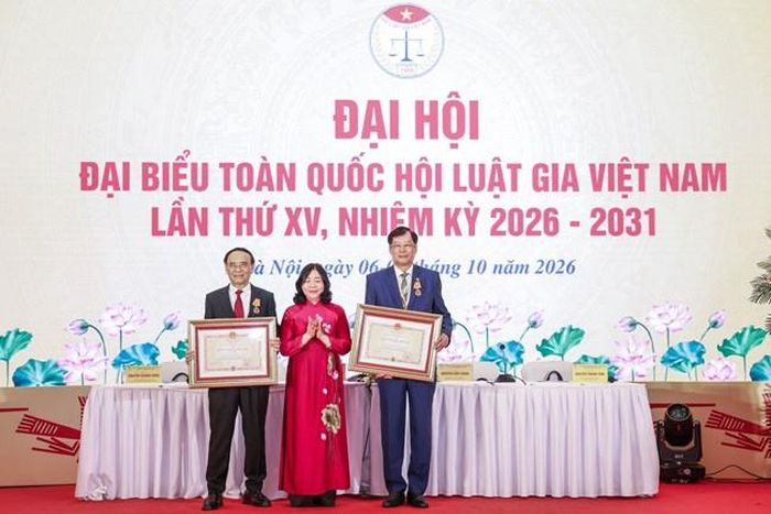 Thay mặt lãnh đạo Đảng, Nhà nước, bà Bùi Thị Minh Hoài - Ủy viên Bộ Chính trị, Bí thư Trung ương Đảng, Chủ tịch Ủy ban Trung ương MTTQ Việt Nam trao tặng Huân chương Độc lập hạng Nhì cho ông Nguyễn Văn Quyền - nguyên Chủ tịch Hội Luật gia Việt Nam; Huân chương Độc lập hạng Ba cho ông Trần Công Phàm - Phó Chủ tịch Hội Luật gia Việt Nam