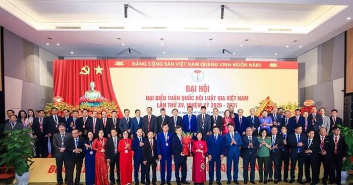 Bà Bùi Thị Minh Hoài - Ủy viên Bộ Chính trị, Bí thư Trung ương Đảng, Chủ tịch Ủy ban Trung ương MTTQ Việt Nam tặng hoa chúc mừng Ban Chấp hành nhiệm kỳ 2026-2031