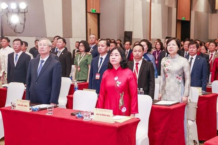 Bà Bùi Thị Minh Hoài - Ủy viên Bộ Chính trị, Bí thư Trung ương Đảng, Chủ tịch Ủy ban Trung ương MTTQ Việt Nam cùng đại biểu tham dự tiến hành Nghi thức chào cờ