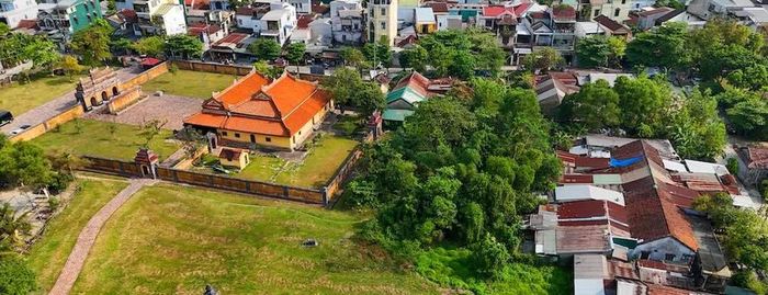 Theo UBND phường An Cựu, trong giai đoạn 2 của dự án di dời dân cư khu vực I Kinh thành Huế, trên địa bàn phường có 2 di tích là lăng Dục Đức và lăng Vạn Vạn với tổng cộng 165 hộ bị ảnh hưởng. Các hộ dân tại lăng Vạn Vạn đã hoàn thành việc phê duyệt hồ sơ và giá trị bồi thường, hỗ trợ, tái định cư. Trong khi đó, tại lăng Dục Đức, nhiều hồ sơ còn vướng do việc mua bán đất bằng giấy tay và thời điểm người dân đến sinh sống. Phường An Cựu đã báo cáo UBND TP Huế để có phương án xử lý phù hợp, bảo đảm tính nhân văn nhưng vẫn tuân thủ các quy định hiện hành.