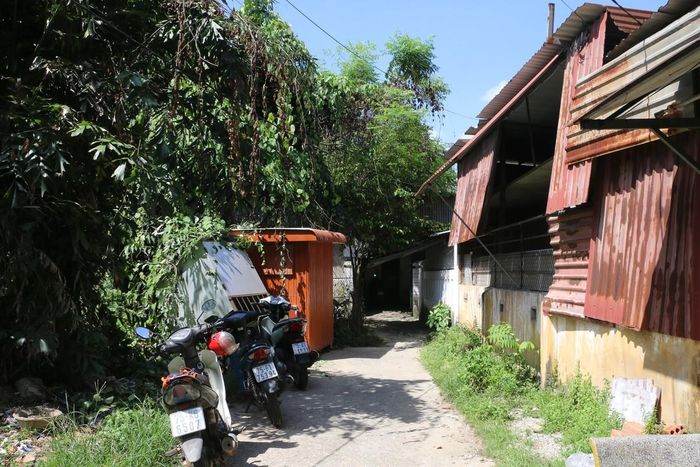 Ông Lê Thăng Long - Phó Chủ tịch UBND phường An Cựu (Huế) - cho biết, địa phương đang phối hợp các cơ quan liên quan thực hiện giải phóng mặt bằng khu vực An Lăng. Thông báo thu hồi đất tại khu vực này được ban hành từ tháng 8/2025, với diện tích hơn 4,4ha. Thành phố đặt mục tiêu hoàn thành giải phóng mặt bằng vào cuối năm 2025. Tuy nhiên, đến nay công tác này vẫn còn nhiều vướng mắc.