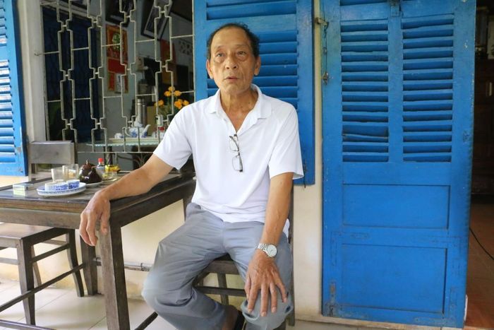 Ông Mai Hiền (58 tuổi), trú tại kiệt 12 đường Duy Tân, cho biết gia đình ông đã sống tại đây hơn 40 năm. Gần đây, các đơn vị chức năng đã đến đo đạc đất đai, nhà cửa để chuẩn bị cho việc di dời. Ông Hiền cho rằng gia đình mình đến sinh sống tại khu vực này từ trước khi lăng Dục Đức được quy hoạch, bảo vệ và công nhận là Di sản văn hóa thế giới. Tuy nhiên, sau đó vẫn có nhiều hộ dân đến ở, trong đó có những trường hợp hoàn cảnh khó khăn. “Mong Nhà nước có những chính sách hỗ trợ nhân văn để bà con có nơi an cư, lạc nghiệp”, ông Hiền nói.