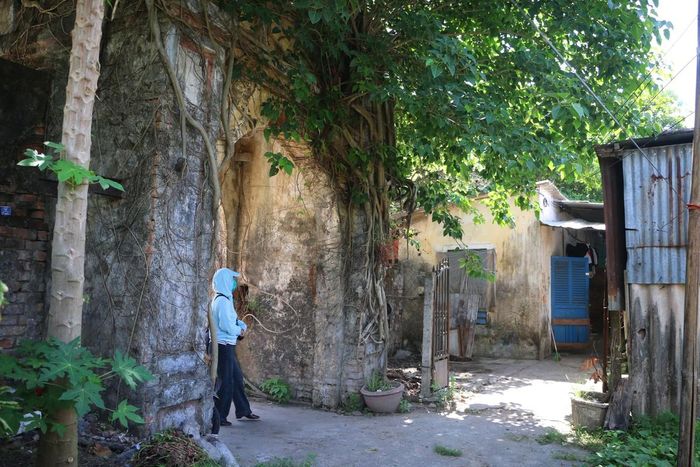 Theo bà Tươi, con cháu của vợ chồng bà đều sinh sống, lập nghiệp ở miền Nam. Hiện chỉ còn hai vợ chồng già ở lại, trong đó chồng bà đã 92 tuổi. “Chúng tôi mong sớm được tái định cư gần đây để hai vợ chồng già đỡ đi lại vất vả”, bà Tươi chia sẻ.