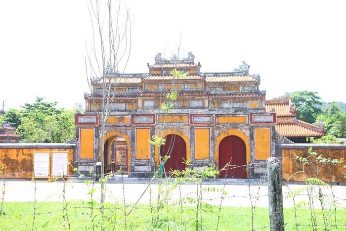 Ông Hoàng Việt Trung, Giám đốc Trung tâm Bảo tồn Di tích Cố đô Huế, cho biết, việc người dân sinh sống trong khu vực bảo vệ di tích ảnh hưởng đến cảnh quan An Lăng. Tuy nhiên, theo ông Trung, công tác quản lý phải hài hòa giữa yêu cầu bảo vệ di tích và quyền, lợi ích hợp pháp của người dân.