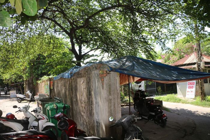 Cùng chung mong muốn, ông Hoàng Văn Phỉ (83 tuổi), nguyên cán bộ Ty Công nghiệp tỉnh Bình Trị Thiên cũ, đã sống tại khu nhà tập thể này hơn 45 năm. Gia đình ông hiện có 4 người cùng sống trong căn hộ rộng khoảng 30m² ở số 10 Duy Tân.Theo ông Phỉ, căn nhà ngày càng xuống cấp. Mỗi khi trời mưa, mái nhà bị dột; những ngày nắng nóng, bên trong căn hộ rất oi bức.