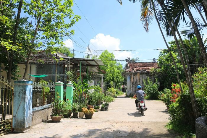 Ghi nhận tại khu vực di tích lăng Dục Đức, phường An Cựu, TP Huế, những căn nhà nằm xen giữa không gian di tích. Nhiều căn đã xuống cấp sau hàng chục năm sử dụng. Có gia đình đã gắn bó với nơi này hơn 40 năm, nhiều lần nghe chủ trương di dời nhưng đến nay vẫn chưa thể chuyển đi.