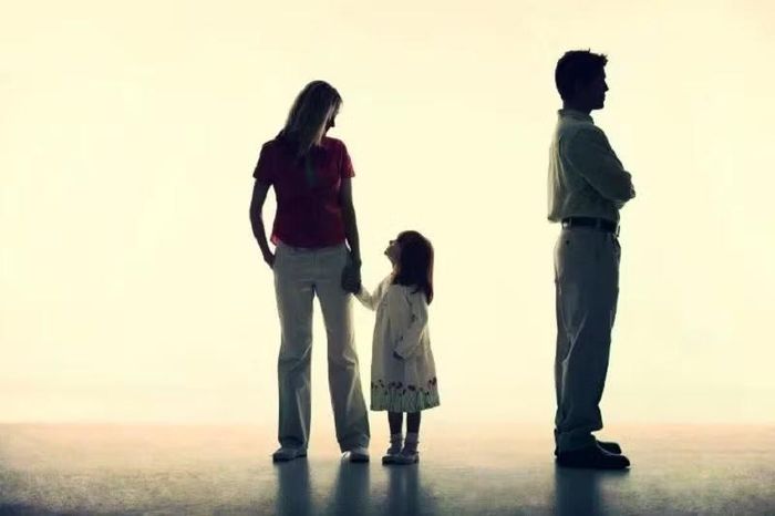 Theo quy định của pháp luật, cha hoặc mẹ không trực tiếp nuôi con sau khi ly hôn có nghĩa vụ cấp dưỡng cho con