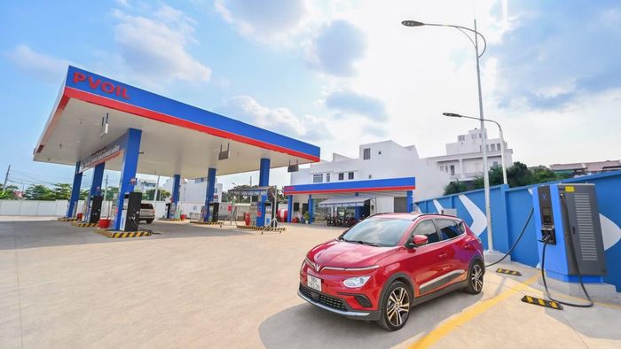Các doanh nghiệp xăng dầu cũng đã bắt đầu phối hợp với các đơn vị khác để xây dựng trạm sạc xe điện