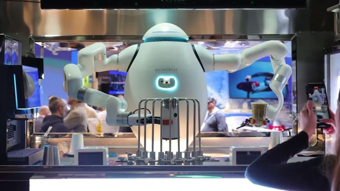 Robot ADAM đang tương tác, phục vụ đồ uống cho khách tham dự tại gian hàng của Richtech Robotics trong khuôn khổ CES 2024 tại Trung tâm Hội nghị Las Vegas