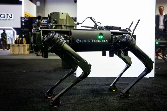 Robot Vision 60 Q-UGV tại gian hàng của Ghost Robotics trong khu vực triển lãm của Triển lãm Quốc phòng Hiệp hội Lục quân Mỹ ở Washington, D.C.,