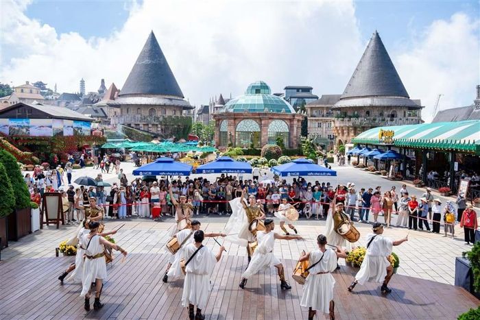 Khách đến xem pháo hoa, ở lại lâu hơn và sử dụng thêm các dịch vụ lưu trú, ăn uống, mua sắm, vui chơi… sẽ giúp giá trị sự kiện lan tỏa sang nhiều ngành khác.