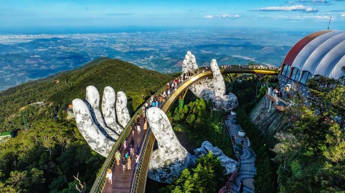 Cầu Vàng - một trong những công trình biểu tượng tại Đà Nẵng.