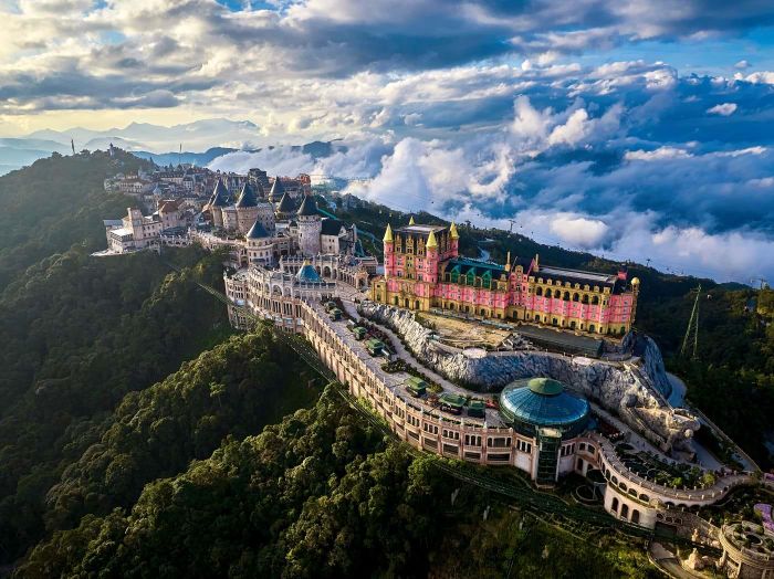 Sun World Ba Na Hills là một ví dụ về việc từ đầu tư và sáng tạo có thể hình thành một điểm hút khách mới.