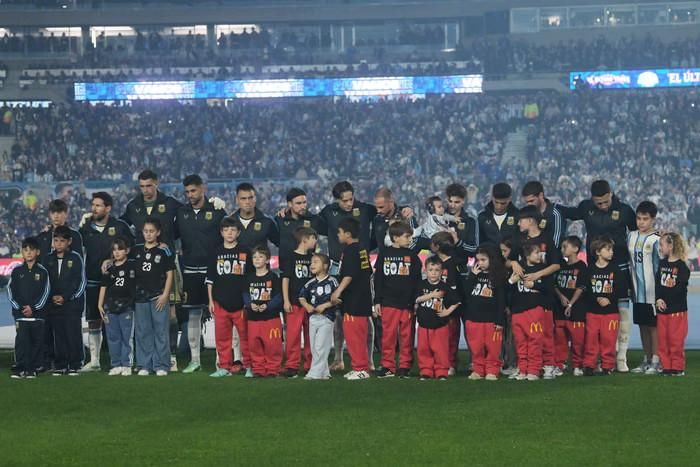Các cầu thủ Argentina xếp hàng cùng gia đình. Ảnh: Marcelo Endelli/Getty Images