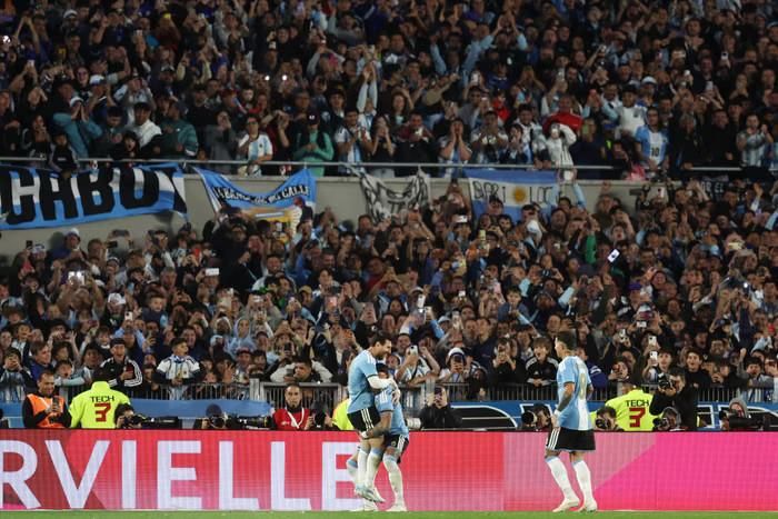 Nicolas Otamendi ăn mừng cùng Lionel Messi. Ảnh: Marcos Brindicci/Getty Images
