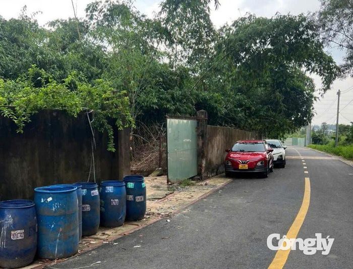 Bé gái sơ sinh bị bỏ rơi bên cạnh thùng rác.