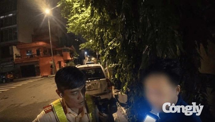 CSGT làm việc với nam tài xế.