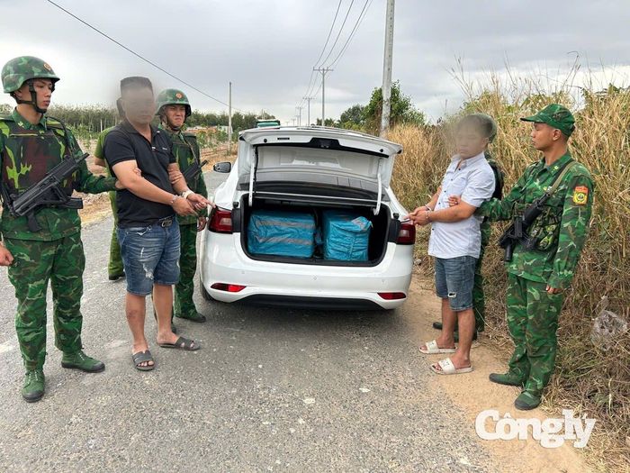 Đồn Biên phòng CKQT Xa Mát bắt các đối tượng vận chuyển pháo.